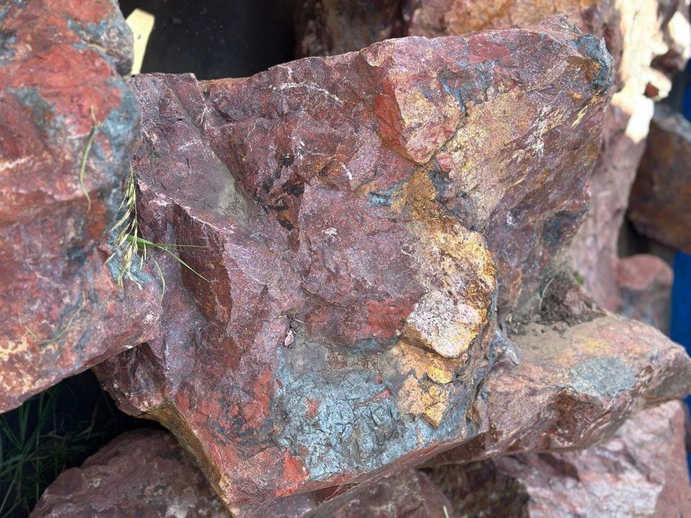 Камни для ландшафтного дизайна красно-фиолетовые 10-60 килограмм купить в Оби