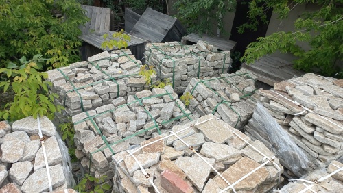 Гранитный плитняк галтованный для мощения купить в Оби