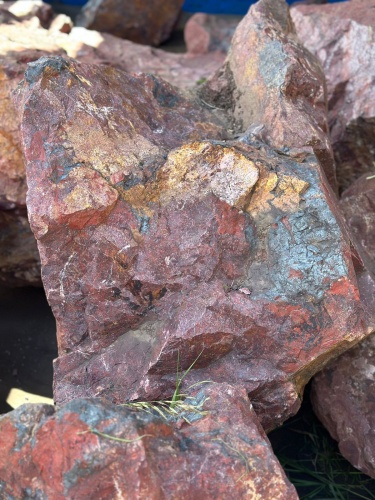 Камни для ландшафтного дизайна красно-фиолетовые 10-60 килограмм купить в Оби