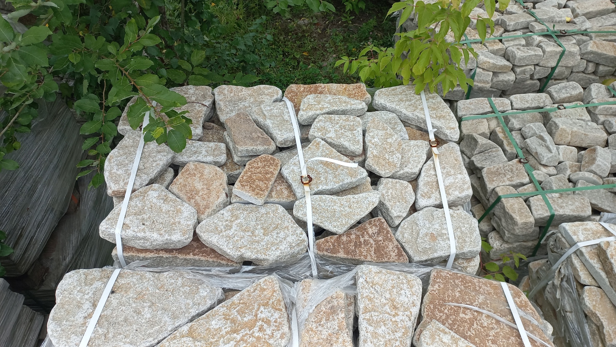 Плитняк галтованный гранитный для ландшафтного дизайна купить в Оби