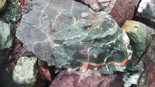 Гигантские зелёные валуны для ландшафтного дизайна весом более 5 тонн купить в Оби