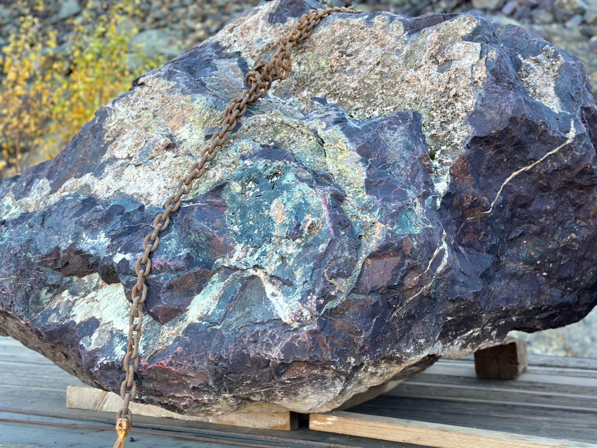 Огромные красно-фиолетовые валуны для ландшафтного дизайна весом более 5 тонн купить в Оби