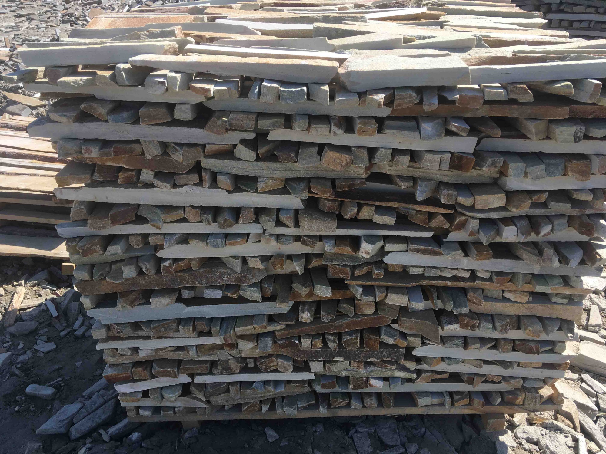 Горбушка златолит золотистый для облицовки купить в Оби