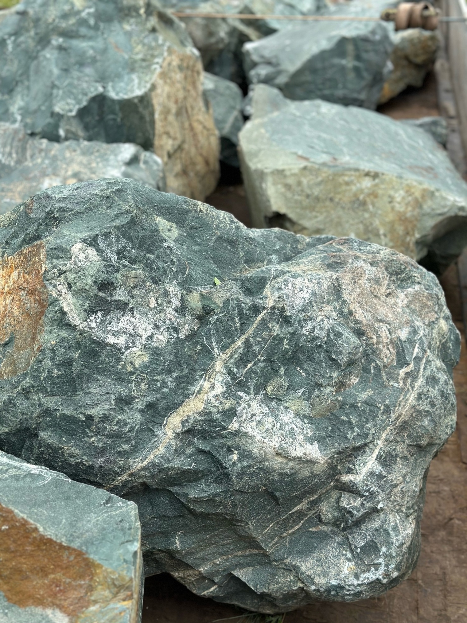 Камни для ландшафтного дизайна зелёные 10-60 килограмм купить в Оби