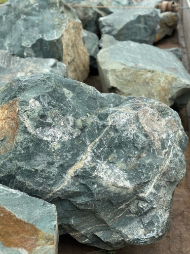 Камни для ландшафтного дизайна зелёные 10-60 килограмм купить в Оби