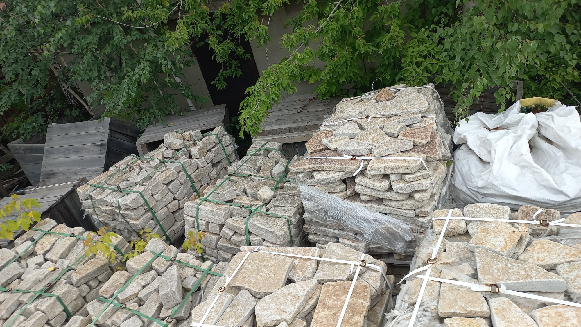 Плитняк гранитный галтованный купить в Оби