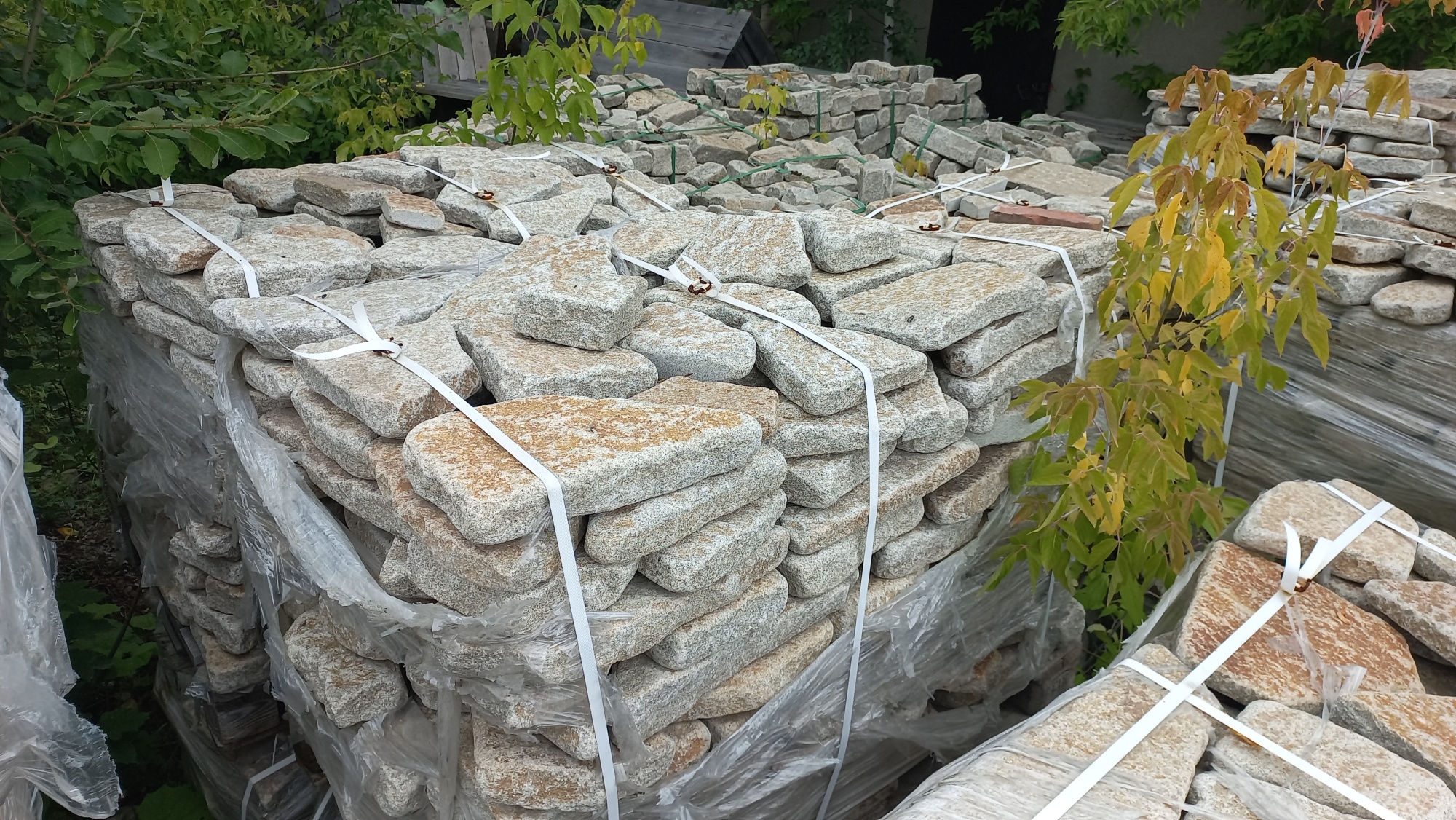 Плитняк галтованный гранитный для ландшафтного дизайна купить в Оби