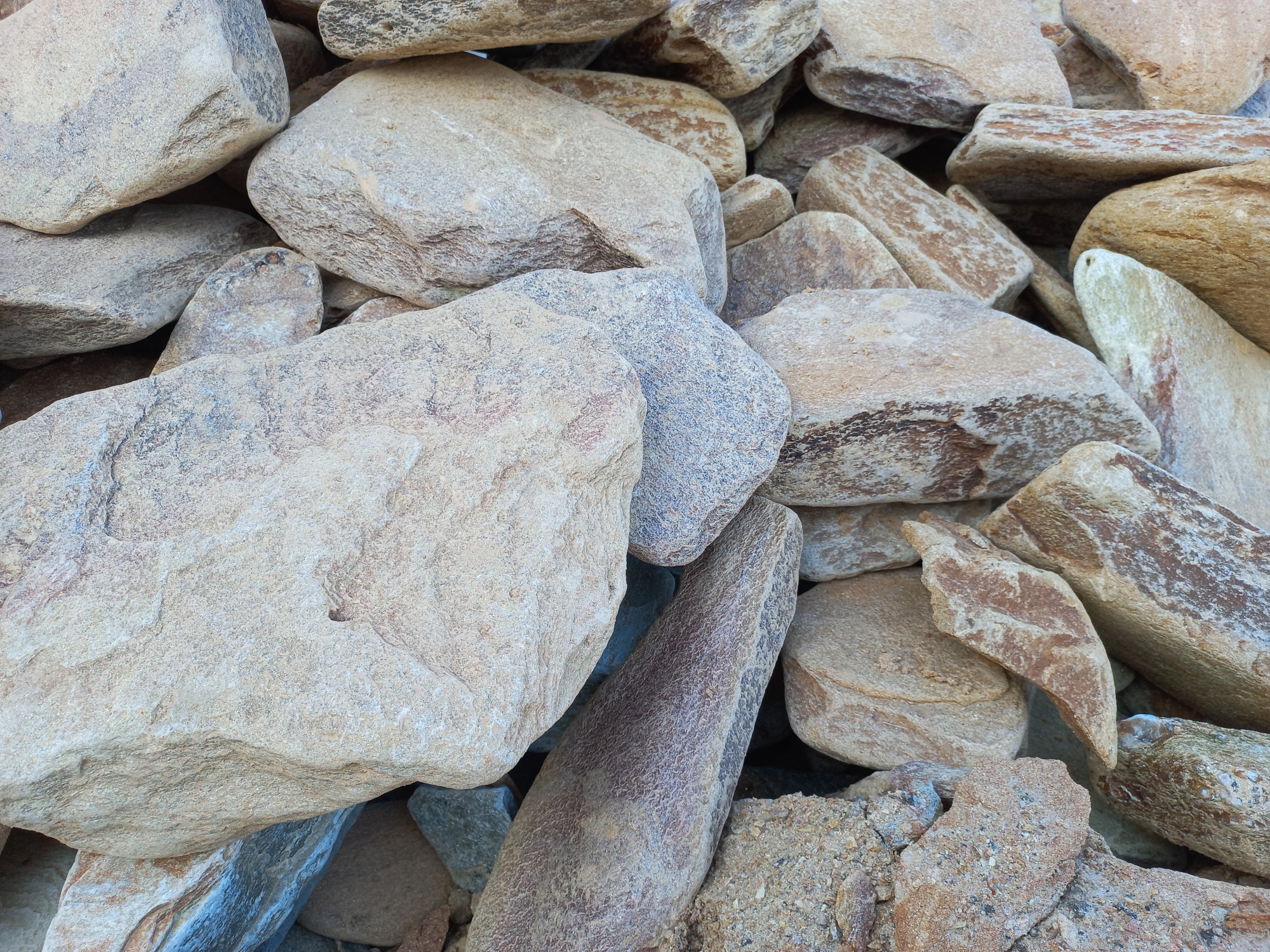 Златолит жёлтый, жёлто-зелёный глыбки и валуны для ланшафтного дизайна купить в Оби