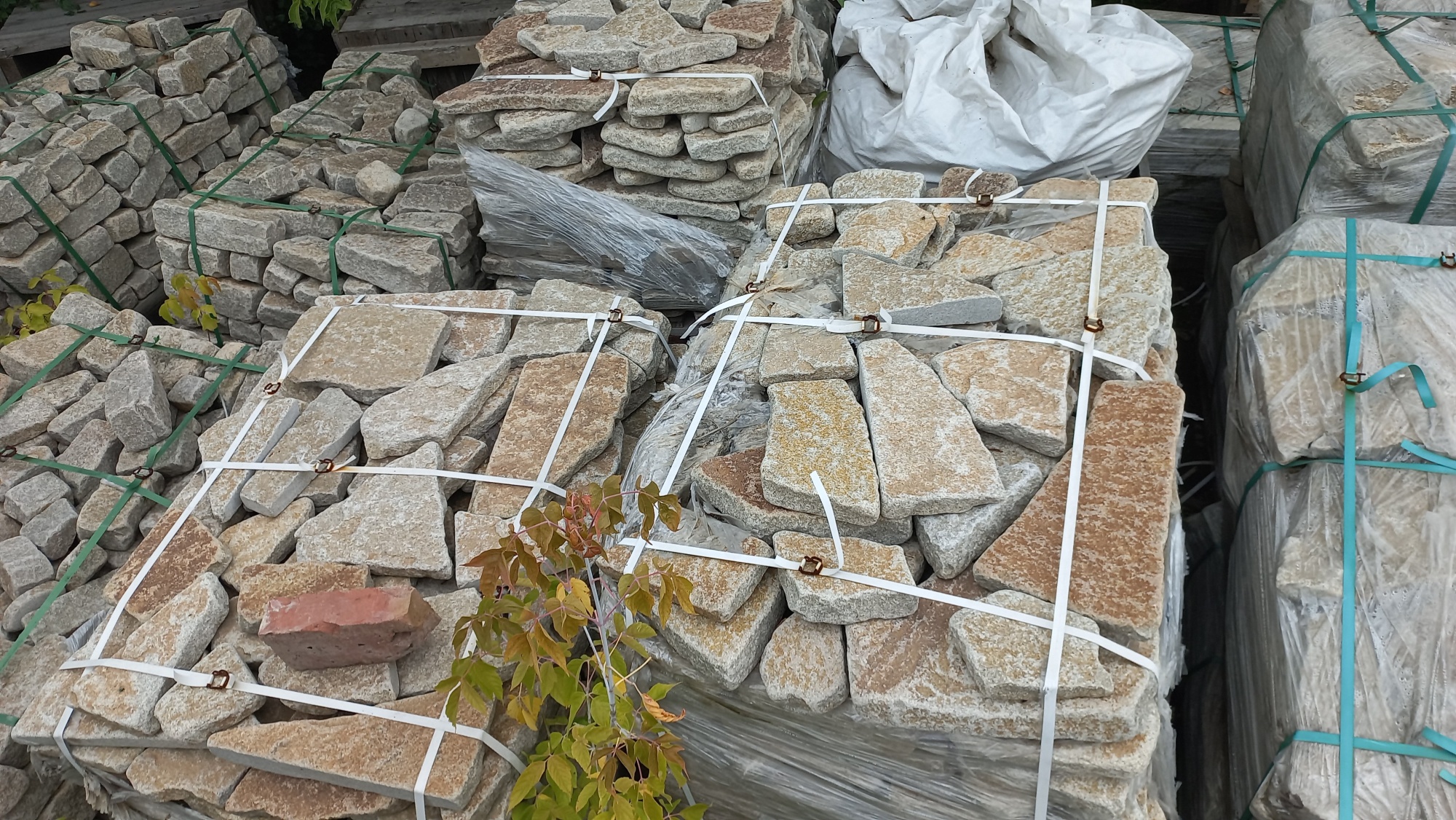 Плитняк гранитный галтованный купить в Оби