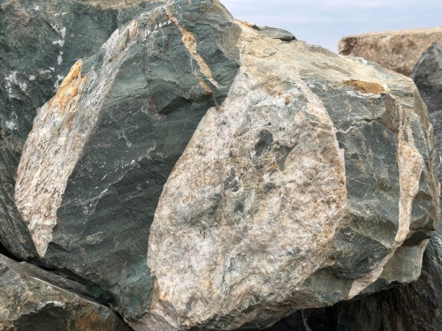 Гигантские зелёные валуны для ландшафтного дизайна весом более 5 тонн купить в Оби