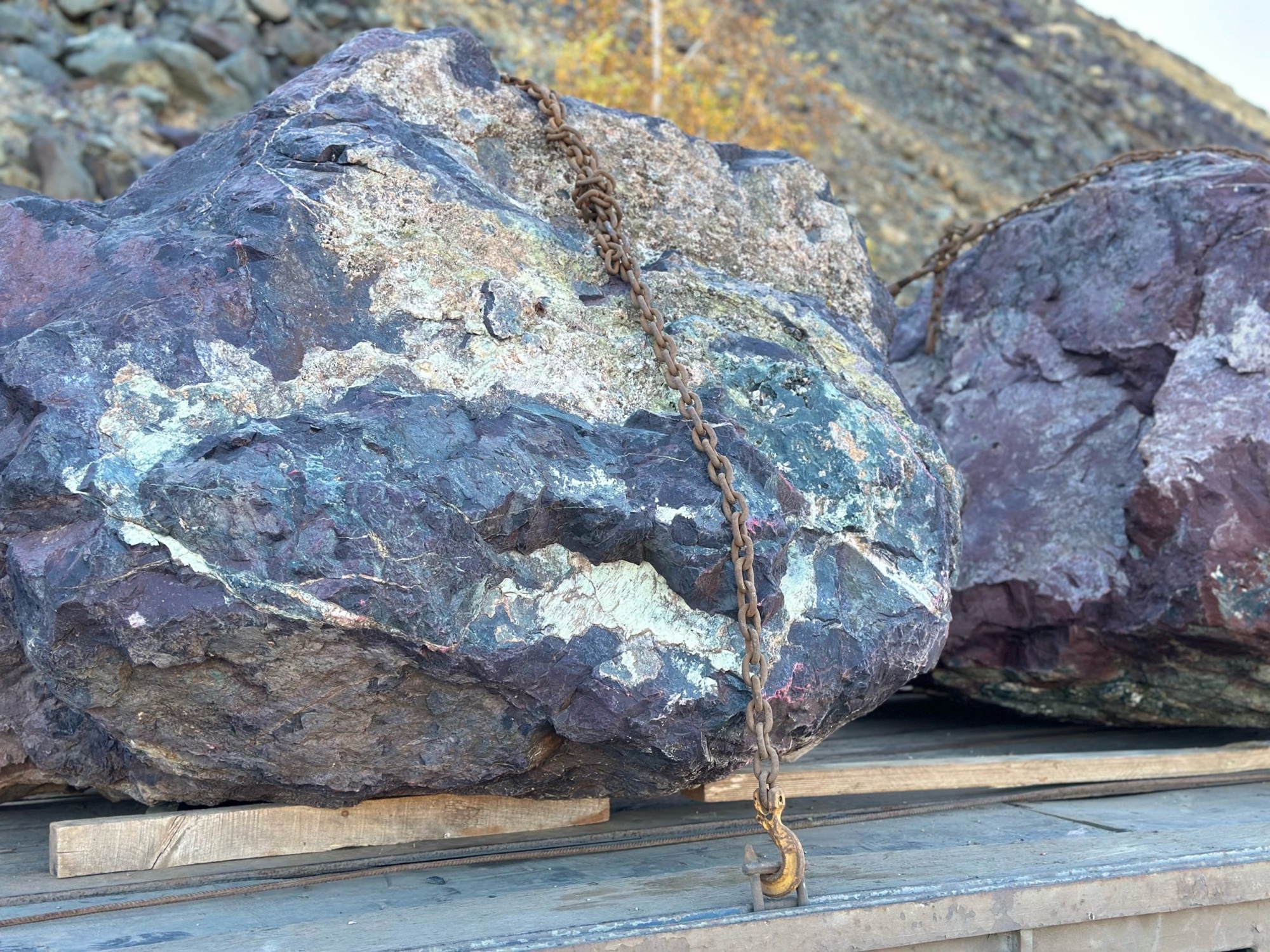 Огромные красно-фиолетовые валуны для ландшафтного дизайна весом более 5 тонн купить в Оби