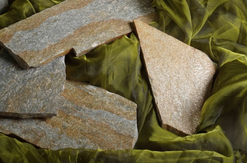 Плитняк златолит Уральский для цоколя, отмостки купить в Оби