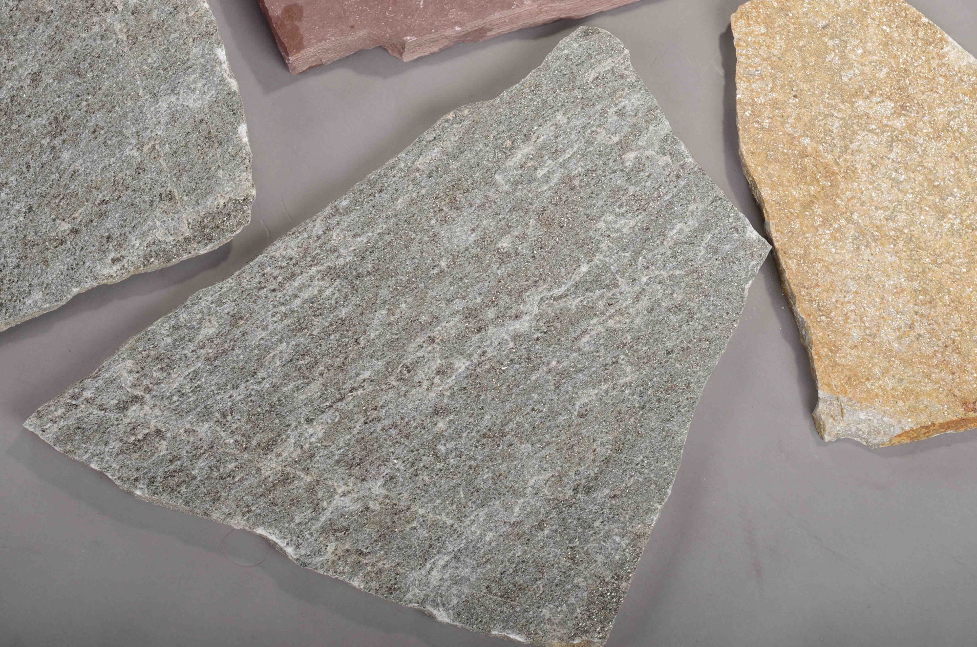 Плитняк златолит Уральский для цоколя, отмостки купить в Оби