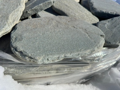 Плитняк златолит зелёный галтованный для мощения на бетон купить в Оби